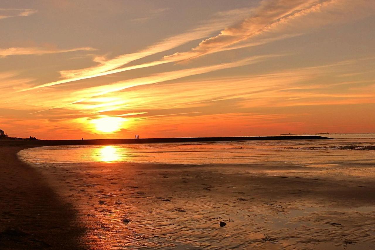 Luettje Huus Frieda Mit Strandkorb Am Strand Von Mai Bis September Cuxhaven Bagian luar foto