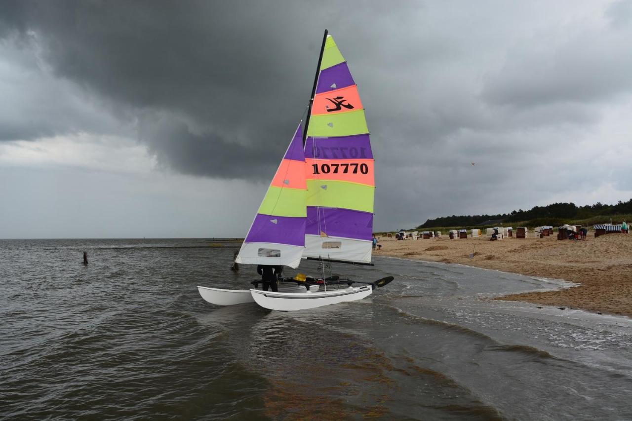 Luettje Huus Frieda Mit Strandkorb Am Strand Von Mai Bis September Cuxhaven Bagian luar foto